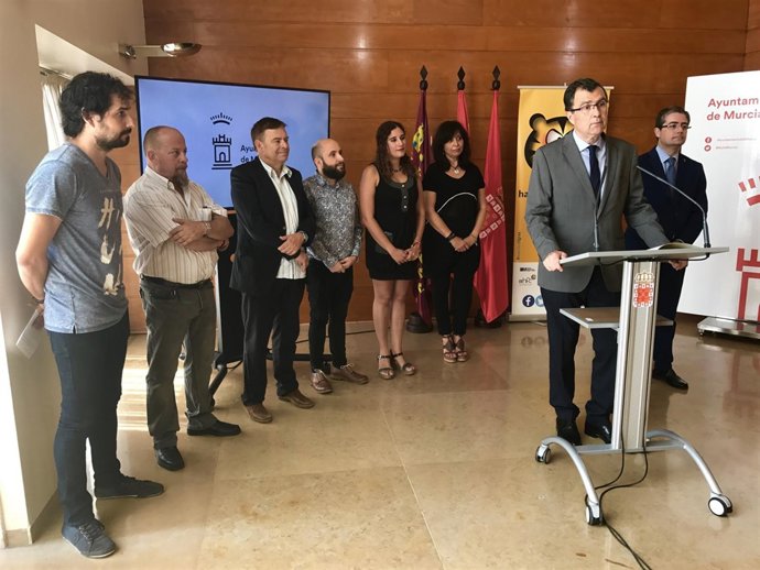 El alcalde de Murcia, José Ballesta, posa con los organizadores y con los artist