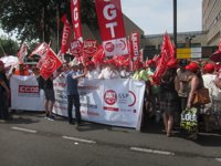 Más de doscientos delegados de UGT y CCOO reclaman ante la Delegación del Gobierno la recuperación de sus derechos 