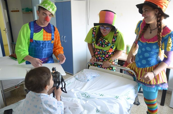 Fin de curso del aula del Complejo Hospitalario con la visita de payasos.