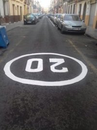 Reunión entre el distrito Triana y vecinos de la calle Pureza por la supresión de aparcamientos