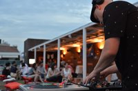 El Club Embassa't del Museu del Gas acogerá conciertos de XY y Tailor for Penguins en julio