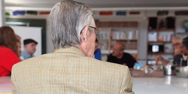 Un anciano en un centro de día de la ONG