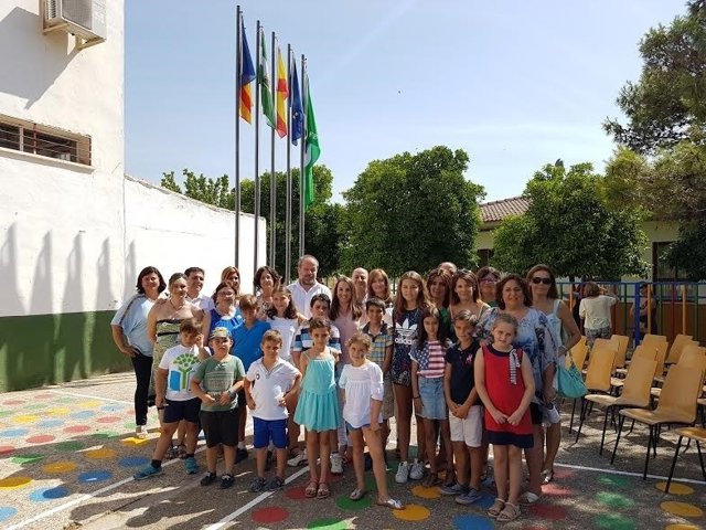 Algar y Ruiz (centro) durante su visita al CEIP Andalucía de Posadas