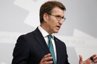 Feijóo critica usar "como rehenes" a escolares en la huelga de trasporte y sospecha de un cierre patronal