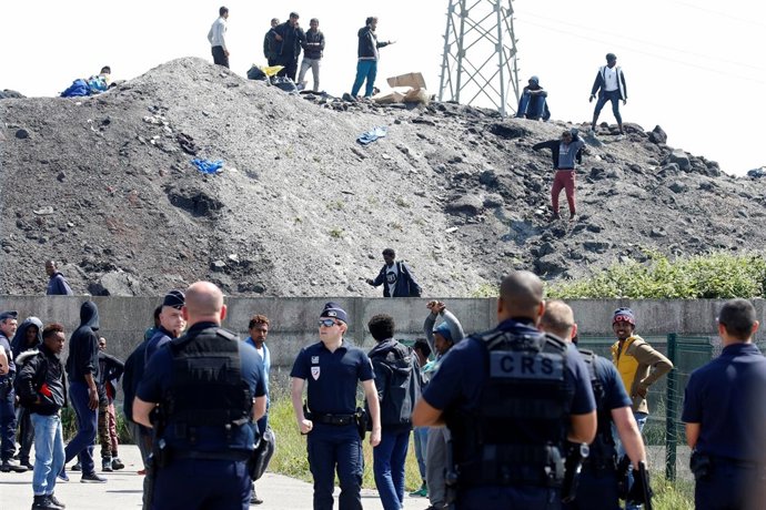Fuerzas antidisturbios e inmigrantes en Calais