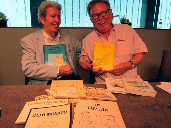 Jorge Herralde y Glen Baxter con las novelas gráficas publicadas por Anagrama