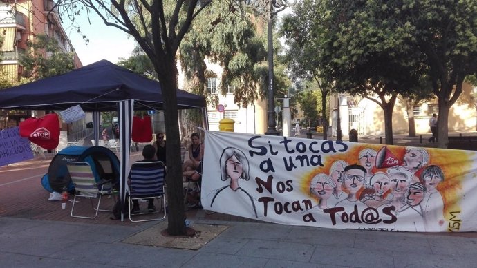 Una familia desahuciada acampa frente a la Junta de Carabanchel