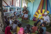 La Generalitat impulsa actividades culturales para refugiados en Grecia