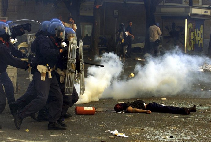 Policías junto a Carlo Giuliani, el manifestante muerto en Génova