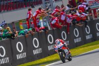 Dovizioso busca el triplete y Viñales conciliar moto y neumáticos