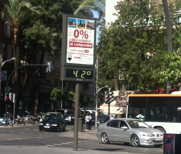 Termómetro marca 42º, calor en Murcia