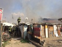 Los bomberos extinguen un aparatoso incendio sin víctimas en Cañada Real que calcina dos chabolas
