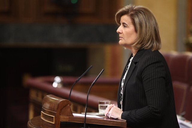 Fátima Báñez habla desde la tribuna del Congreso