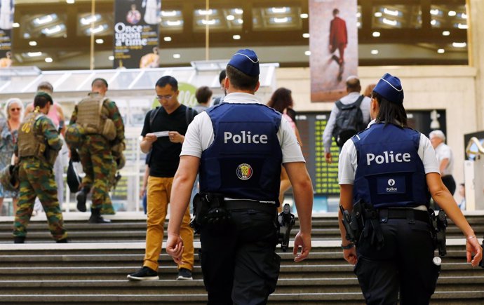 Policías y soldados en la estación central de Bruselas
