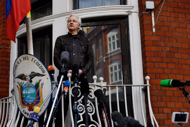Julian Assange dando una rueda de prensa en la embajada de Ecuador