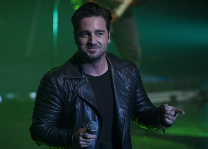 David Bustamente en medio de la tomenta, se refugia en su música