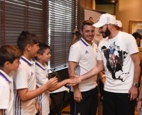 Benzema desea suerte al alevín del Real Madrid para LaLiga Promises de Nueva Jersey