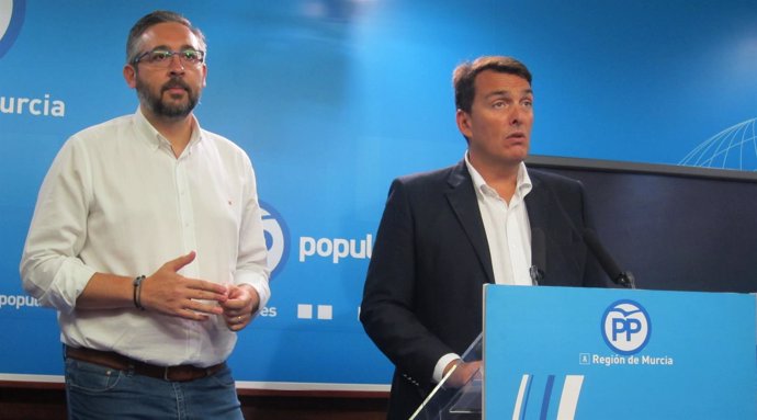 Javier Ruano junto a Víctor Martínez (PP)
