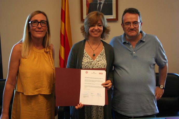 Encarna Fernández (UGT), la consellera Meritxell Borràs i Joan M. Sentiu (CCOO)