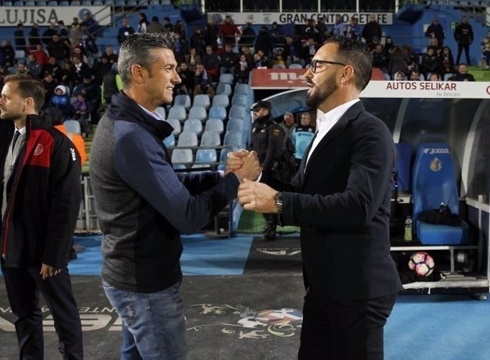 Martí y Bordalás se saludan antes del Tenerife - Getafe