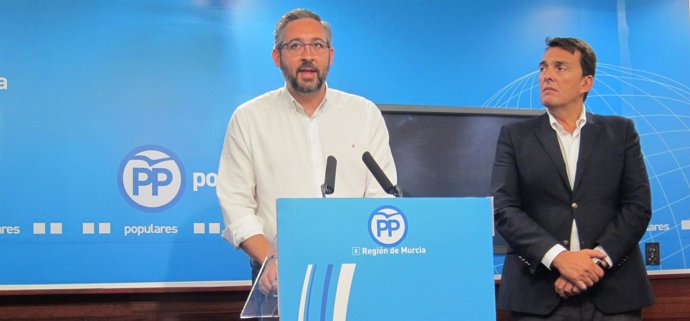 El portavoz del PP, Víctor Martínez,  junto a Ruano                