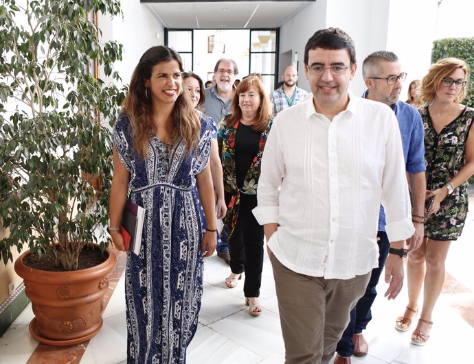 Teresa Rodríguez (Podemos) y Mario Jiménez (PSOE) en el Registro del Parlamento