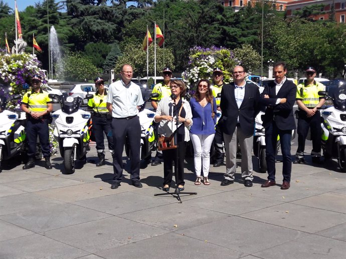 Sabanés presenta las 13 nuevas motos eléctricas del Ayuntamiento