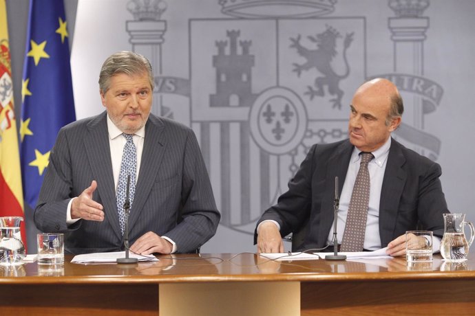 Iñigo Méndez de Vigo y Luis de Guindos en rueda de prensa tras el Consejo