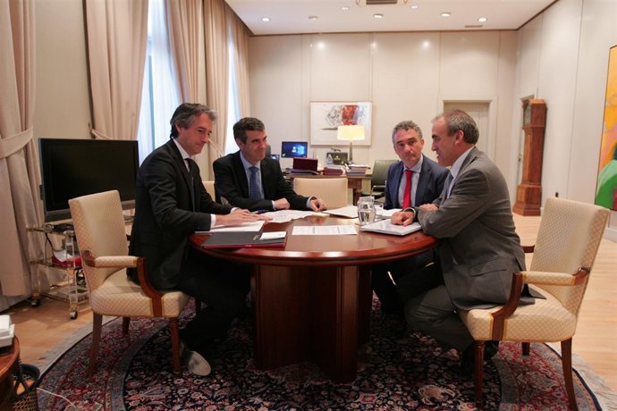 Nota Y Foto. Román Solicita Al Ministro De Fomento La Construcción De La Variant