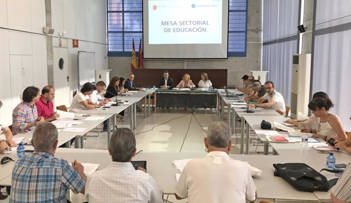 Martínez-Cachá presidiendo la Mesa Sectorial de Educación