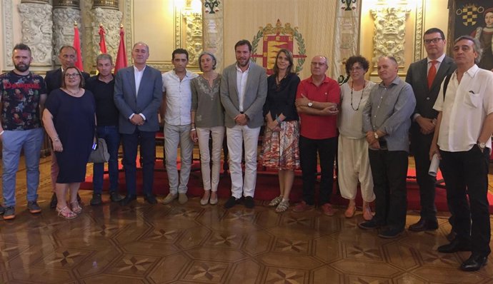 Fotografía de representantes municipales, sindicales y de la patronal