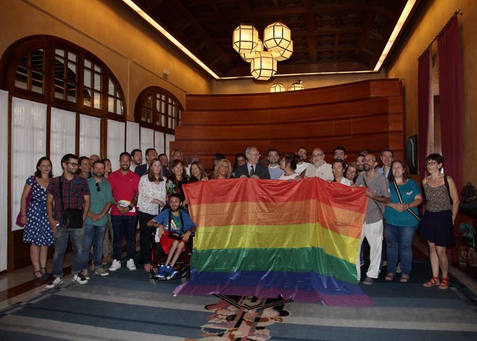 Durán y diputados andaluces con colectivos Lgtbi y la bandera de la Diversidad