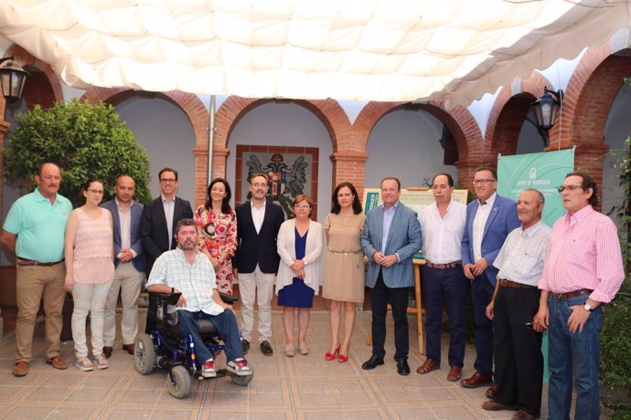 El consejero (centro) con los alcaldes y delegados de la Junta