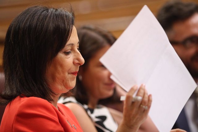 Margarita Robles y Adriana Lastra en la sesión de control en el Congreso