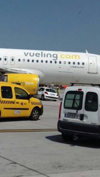 Vueling desaloja a los 153 pasajeros de un vuelo a Roma al chocar el avión con un coche de pista