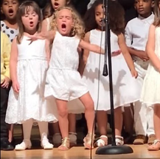 Esta niña se emociona cantando en el acto de graduación de su colegio