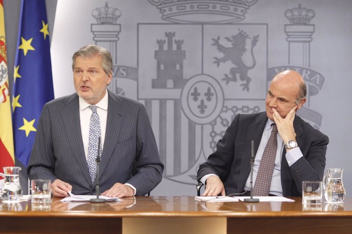 Iñigo Méndez de Vigo y Luis de Guindos en rueda de prensa tras el Consejo