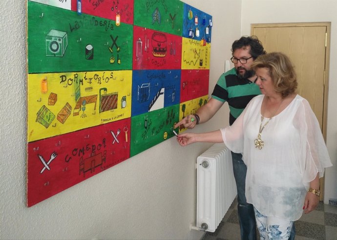 Teresa Vega visita la sede de Proyecto Hombre en Jaén, junto a Pedro Pedrero.