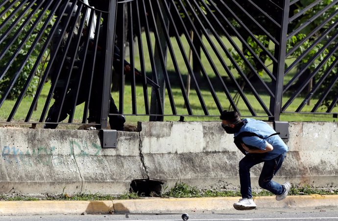 Guardia Nacional dispara a un manifestante en Caracas