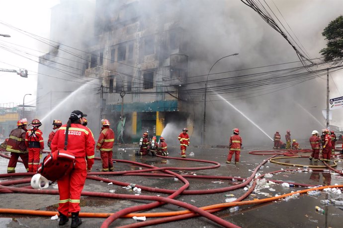 Incendio en un almacén del centro de Lima
