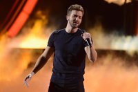 Pablo Alborán reaparece de la mano de Miguel Bosé