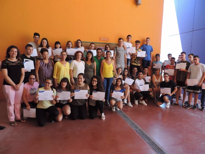Los alumnos de 3º de ESO del IES 'Aurantia' con sus diplomas acreditativos.
