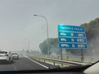 Un incendio a la altura de Las Cabezas (Sevilla) provoca retenciones en la circulación en la AP-4