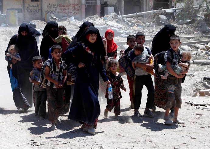 Mujeres y niños desplazados por la ofensiva en la Ciudad Vieja de Mosul