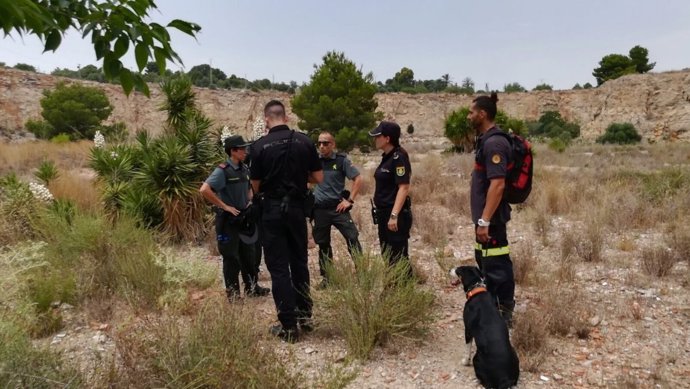 La unidad canina de bomberos ha hallado el cuerpo sin vida