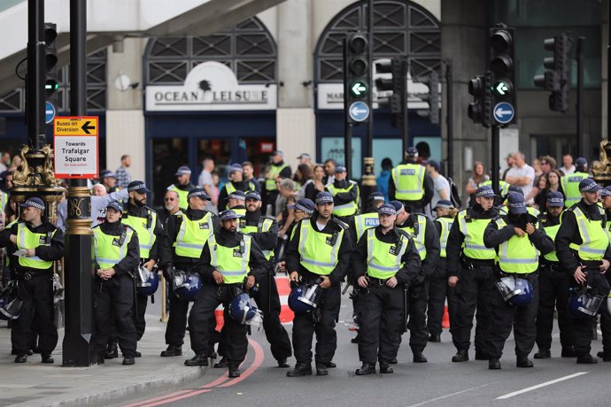 Oficiales de Policía bordean las calles durante protestas en Londres