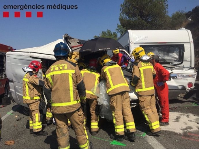 Bomberos trabajando en un accidente de tráfico en la AP-7