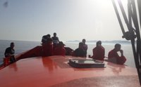 Trasladan al puerto de Almería a 14 personas rescatadas de una patera a 45 millas del Cabo de Gata
