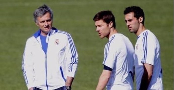 Mourinho con Arbeloa y Xabi Alonso