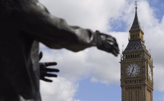 El Big Ben i els braços de l'estàtua de Churchill enfront del Parlament